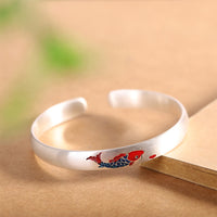 KarmaRipple's Armreif aus 999er Sterlingsilber mit Koi-Fisch-Glückssymbol