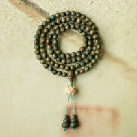 KarmaRipples 108 Mala-Perlenarmband mit grünem Sandelholz, Buchsbaum und Lotusblüte