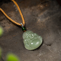KarmaRipples Halskette mit Anhänger „Lachender Buddha“ aus Jade und Lotusblüte