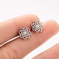 Ohrstecker „Neubeginn“ von KarmaRipple mit tibetischem Lotusmuster