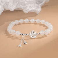 Glücksarmband aus elfenbeinfarbener Jade mit Pfirsichblütenblättern von KarmaRipple