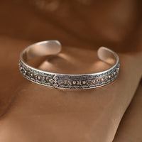 KarmaRipple's Armreif aus 925er Sterlingsilber mit Om Mani Padme Hum und doppelter Dorje-Gravur der Weisheit
