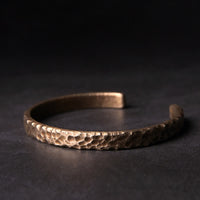KarmaRipples schlichtes Reichtums-Armband aus Bronze