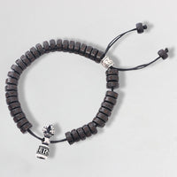 KarmaRipples Armband aus tibetischer Kokosnussschale mit geschnitztem Om Mani Padme Hum Dorje Vajra-Glocke und Glücksschnur