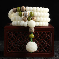 KarmaRipples Armband mit Bodhi-Lotus-Mala-Balance-Anhänger aus elfenbeinfarbener Jade
