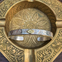 KarmaRipple's Schutzarmband mit Horusauge, Bronze