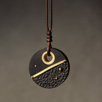 Handgefertigte Halskette mit Peace-Anhänger aus Ebenholz und Bronze von KarmaRipple