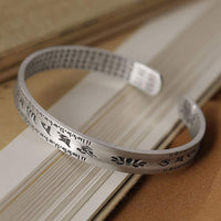 KarmaRipples Armreif „Om Mani Padme Hum“ aus 999er Sterlingsilber mit Lotusmotiv