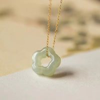 KarmaRipples zierliche Halskette mit Anhänger aus Hetian-Jade und Cyan-Jade mit floralem Talisman-Anhänger